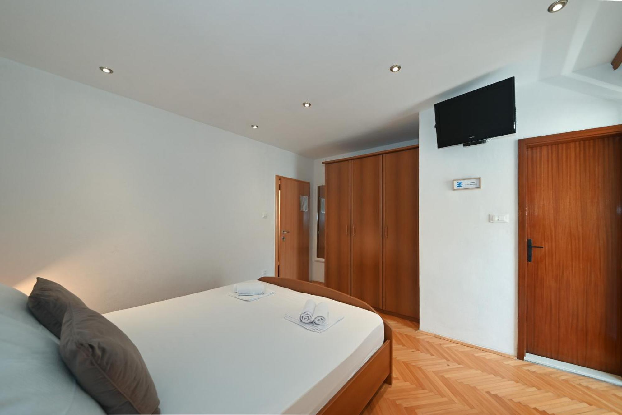 Apartments Carevic Ante Baška Voda エクステリア 写真