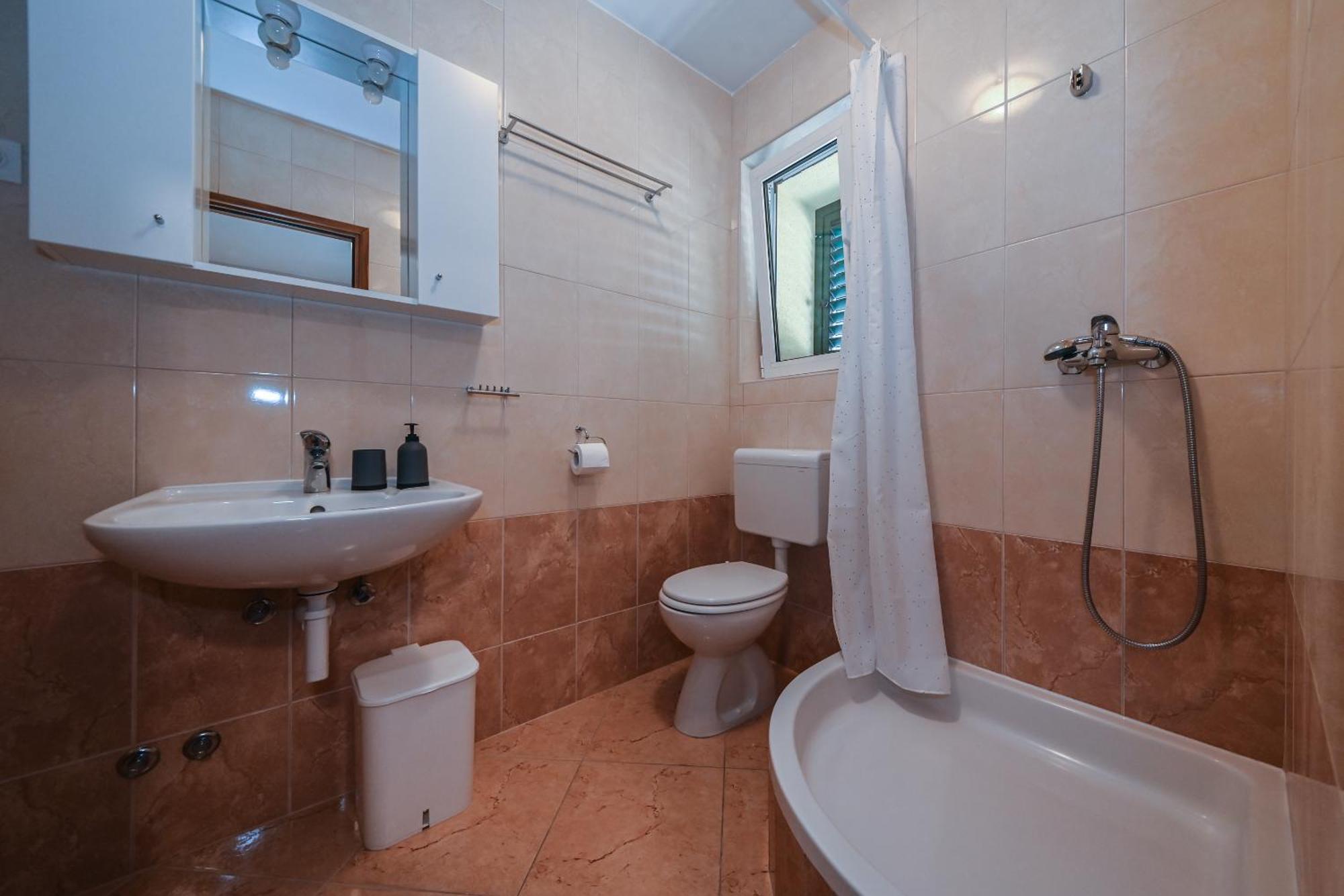 Apartments Carevic Ante Baška Voda エクステリア 写真